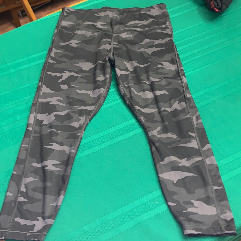 ATHLETA camo 7/8 length yoga pants leggings size medium black green gray